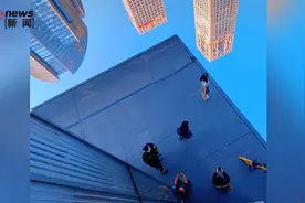 LV北京国贸店火成打卡点，流量泼天但富贵一点没捞着，工作人员：他们光拍照不花钱图片