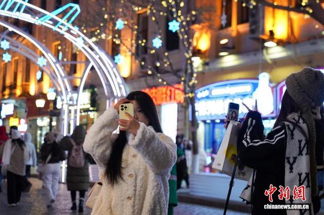 哈尔滨中央大街主题灯景“冰雪之冠”点亮