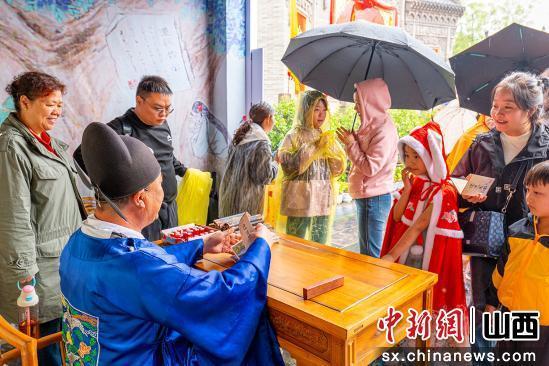 洪洞大槐树景区国庆盛宴持续升温 移民后裔老家寻根忙