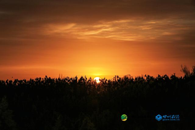 张掖：冬日朝霞绚烂如画