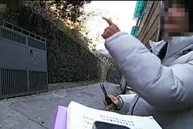 一只野生猴子“闯”进居民家中“大闹一番”，网友：悟空，你又胡闹了图片