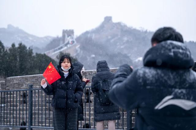 八达岭长城喜提初雪	，银装素裹美成水墨丹青