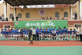 这群“老男孩”们又回到了母校图片