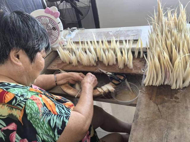 路为纸，地成册，行做笔，心当墨——她用柔软羊毫填平命运沟壑