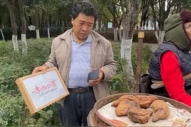 男子推着失明失聪父亲卖红薯感动网友，女子评论区留言要捐5万元被质疑“口嗨”，当事女子：款已捐出图片