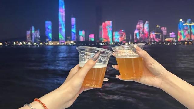 乘船游览浮山湾的“醉”美秋夜画卷：潮齐音乐会+夜游浮山湾+啤酒畅饮