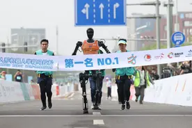 当人类遇上机器人，这场马拉松跑出了科技范儿与浪漫感 | 快评图片