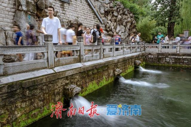 一年四季 泉在济南丨雨后黑虎泉畔，市民取水赏景尽享清凉
