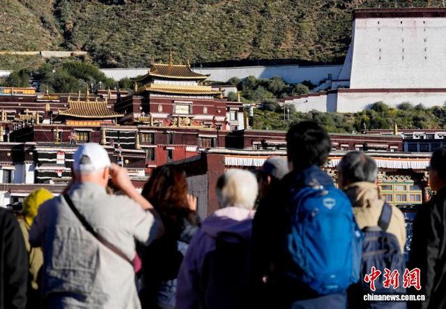 国庆假期 中外游客游览西藏扎什伦布寺