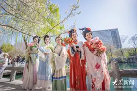 济南五龙潭樱花烂漫，春日花海解锁浪漫体验图片