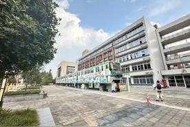 重庆运输职院在全国率先将跨座式单轨车辆引进校园图片