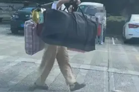 锐评丨女生挑行李回家走红！自立自强是考生该有的样子图片