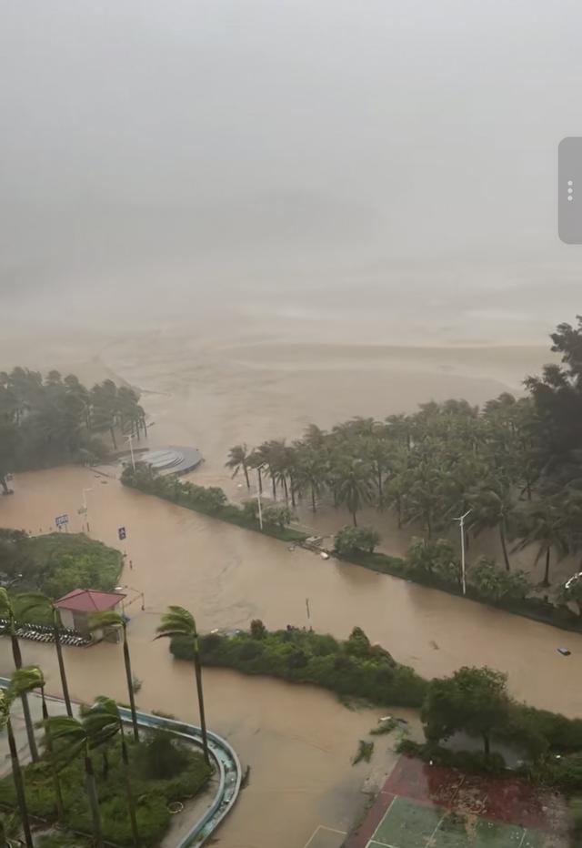 台风“桦加沙”在海陵岛登陆！当地居民：大风吹到耳鸣、好多街道都泡水了