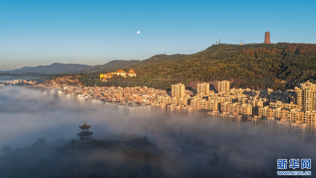 云南曲靖：雾漫城乡 云绕山峦