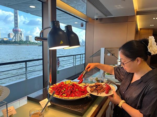 浦江夜色里的东南亚风味：“上海之夏”主题航次解锁水岸消费新体验