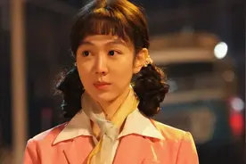 爬上这张餐桌，她在内娱算熬出头了图片