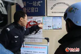 兰州交警依托电动车挂牌“一站式”服务点开展交通安全宣传图片