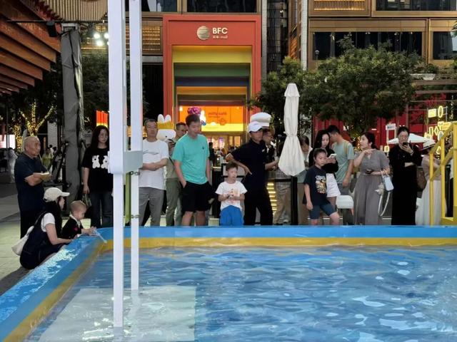 沉浸式打卡外滩BFC分会场，F1H2O摩托艇热潮“燃”爆假期