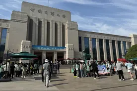 暑期研学游被吐槽：6万元境外游学团孩子们“坐在路边玩手机”图片