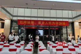 湛江乡亲齐聚观看全红婵单人10米台冲金，启蒙教练：祝福她和陈芋汐都赛出水平图片