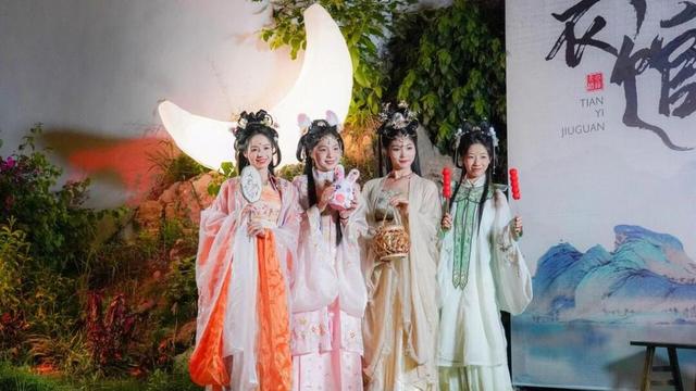 国庆中秋爆款旅游地！芙蓉镇·红石林度假区8天精彩不断！