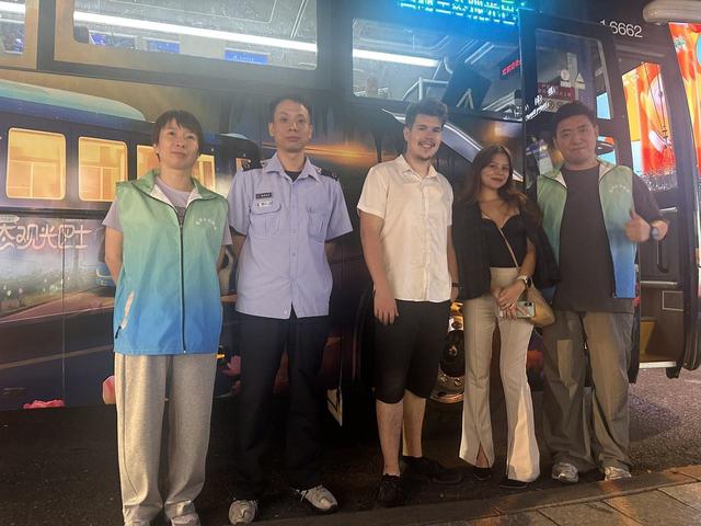 西湖夜游观光巴士有多火？上线一周趟趟爆满，车票提前7天就售罄