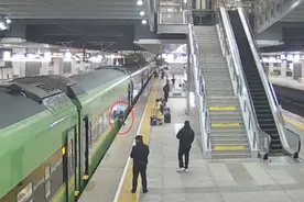 上海南站内4岁男童掉入列车与站台缝隙！幸有他们出手，50秒救起！图片