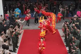 恭喜！他们结婚了！网友笑了：这恋爱很难复制图片