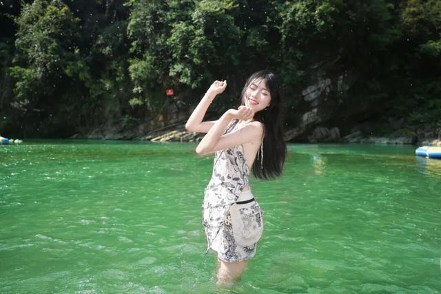 荣耀加冕！十二背后荣膺抖音2025“年度游玩新锐成长奖”！