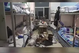 室友赶车回家未能收拾垃圾，男生一人将宿舍收拾得干干净净，网友：这是什么神仙室友。图片