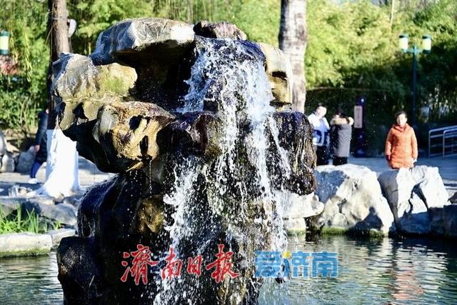 冬阳染泉色 五龙潭月牙泉静美醉游人