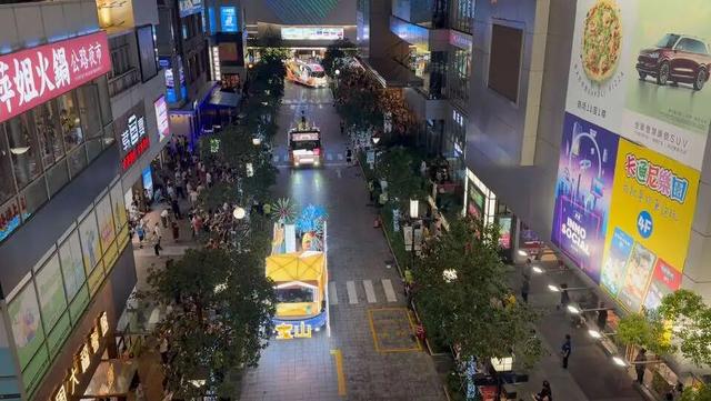 今晚，旅游节花车巡游首站亮相静安！市民游客热情体验