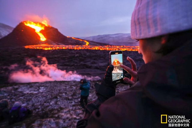 火山爆发24小时后，航班售罄，他们冒着生命危险要和岩浆合影