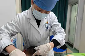 6岁男孩寒假回老家放鞭炮炸伤前额图片