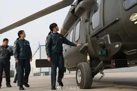 又美又飒！陆航00后新毕业女飞行员首飞图片