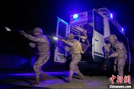 广西南宁：武警夜训锻造反恐尖兵图片