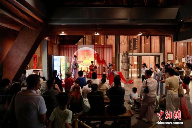 河南洛阳：暑期国风演绎吸引游客