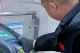 无臂男子被要求出示残疾证走特殊通道武汉地铁致歉，残联回应视频封面