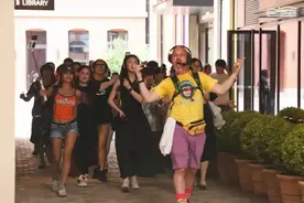 是什么让i人当街乱舞？《Silent Disco》登陆洛克·外滩源街区图片