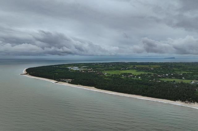 台风“麦德姆”过境涠洲岛，往返北海航班仍停航，有滞留游客换酒店后再遇停电