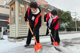 00后大学生主动参与社区扫雪，磨起水泡了他也不喊苦图片