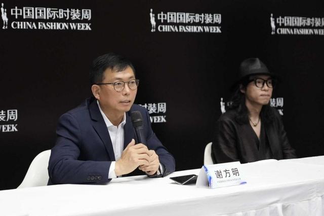 ACDY、一抹微蓝亮相时装周，成交频频刷新纪录