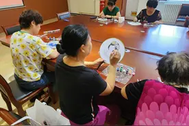 新城镇紫枫苑社区开展DIY手绘扇制作活动图片