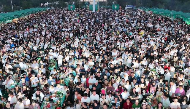 密山市首届中俄啤酒节启幕 万余人共享盛宴 夜经济热力升腾