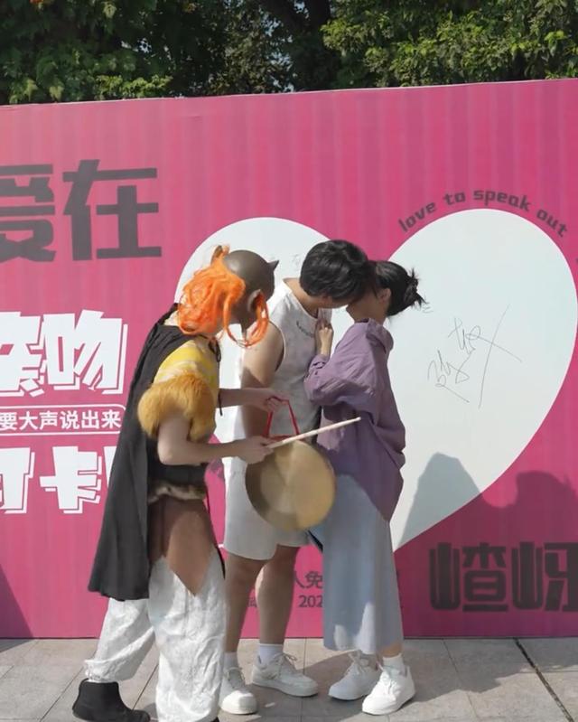一景区七夕推“两人亲吻一人免票”活动：超九成游客自愿参与，包括上百对闺蜜、兄弟组合