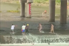 成都两名儿童掉进滚水坝，4人跳水多人协助合力救援，目击者：好几位救人者是工地工人图片