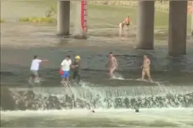 成都两名儿童掉进滚水坝，4人跳水多人协助合力救援，目击者：好几位救人者是工地工人图片