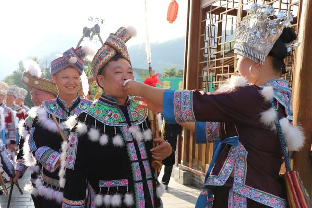 斗马招婿！来看看成为合格的融水苗族女婿需要几步？