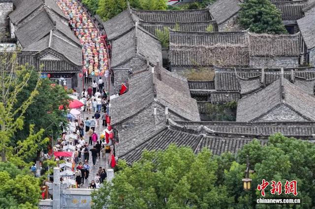 惠民措施激发假日经济活力 民众走进“千年古城”江苏盱眙惬意度假