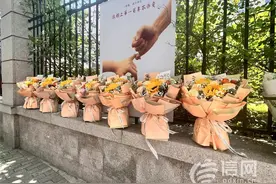 直击高考：高考遇上端午节 家长送考生向日葵表达祝福图片